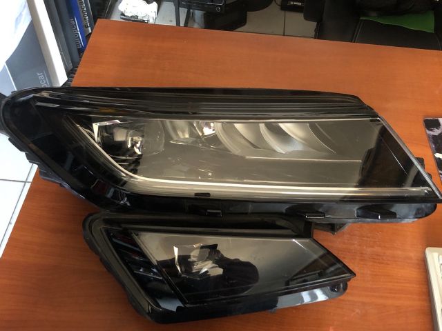 bontott SKODA KODIAQ Jobb Fényszóró