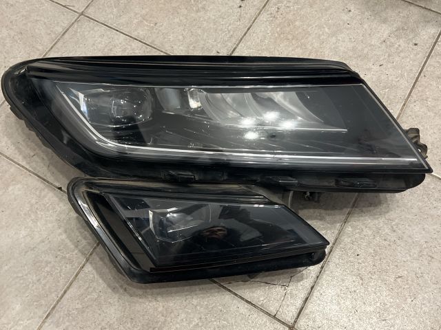 bontott SKODA KODIAQ Jobb Ledes Fényszóró