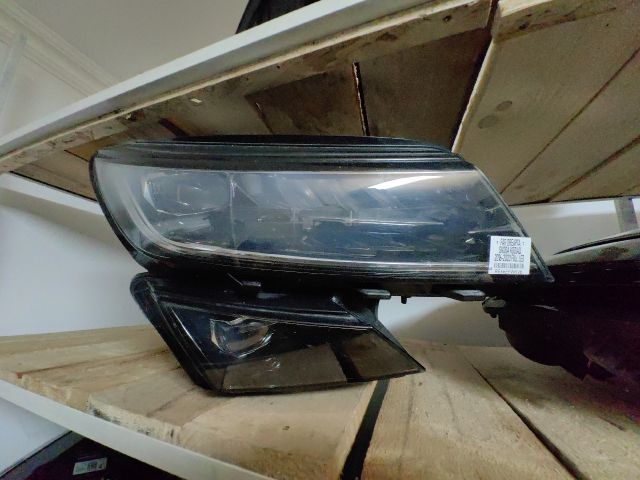 bontott SKODA KODIAQ Jobb Ledes Fényszóró