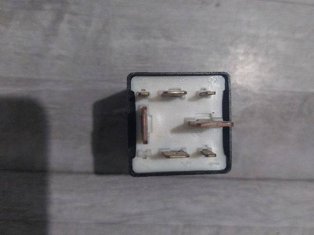 bontott SKODA OCTAVIA I Üzemanyag Szivattyú Relé