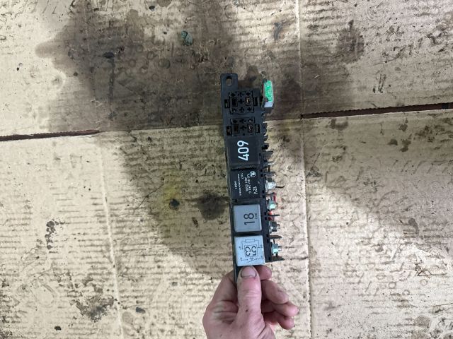 bontott SKODA OCTAVIA I Biztosítéktábla Motortér