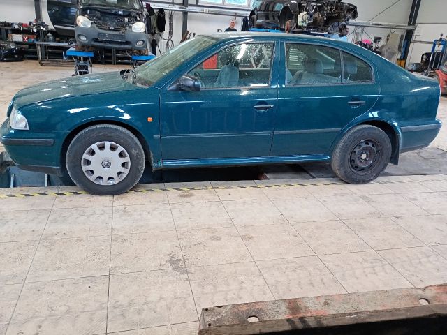 bontott SKODA OCTAVIA I Biztosítéktábla Motortér