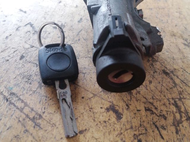 bontott SKODA OCTAVIA I Gyújtáskapcsoló Házzal