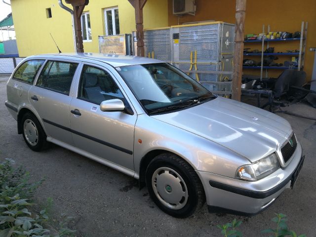 bontott SKODA OCTAVIA I Jobb első Csonkállvány Kerékaggyal