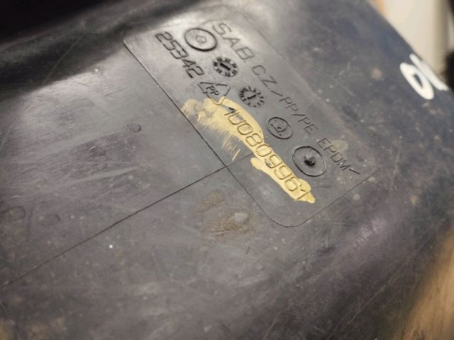 bontott SKODA OCTAVIA I Bal első Dobbetét (Kerékjárati, Műanyag)