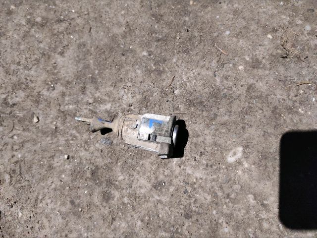 bontott SKODA OCTAVIA I Bal első Zárbetét