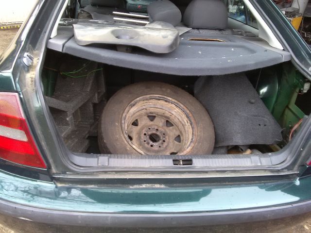 bontott SKODA OCTAVIA I Bal hátsó Dobbetét (Kerékjárati, Műanyag)