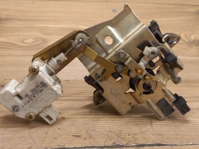 bontott SKODA OCTAVIA I Csomagtér Nyitó Kar / Gomb