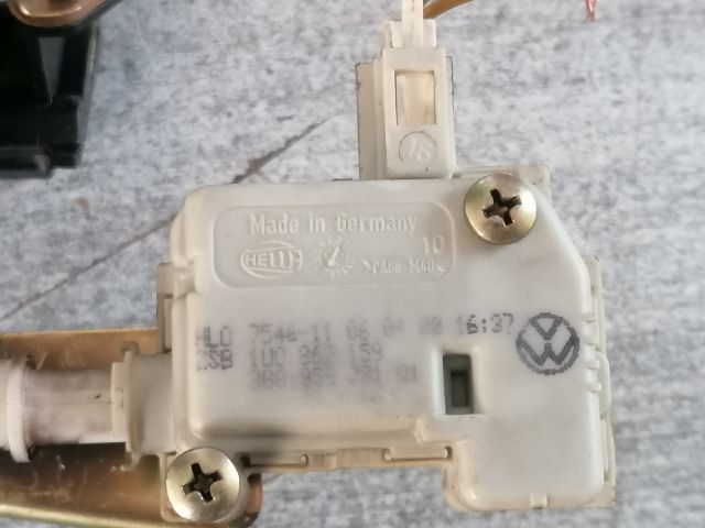 bontott SKODA OCTAVIA I Csomagtérajtó Kilincs