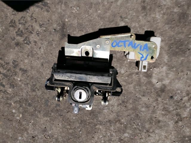 bontott SKODA OCTAVIA I Csomagtérajtó Zárbetét