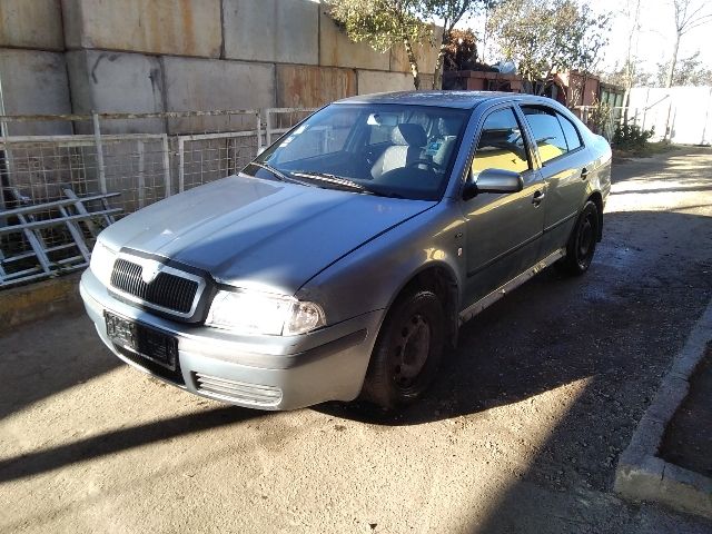 bontott SKODA OCTAVIA I Jobb első Alsó Zsanér