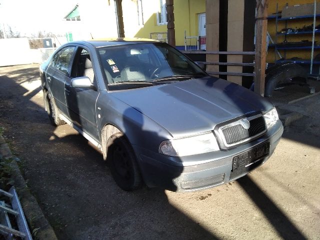 bontott SKODA OCTAVIA I Jobb első Alsó Zsanér