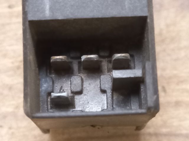 bontott SKODA OCTAVIA I Jobb hátsó Ablakemelő Kapcsoló