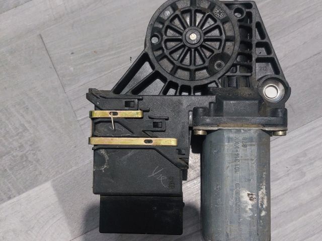 bontott SKODA OCTAVIA I Jobb hátsó Ablakemelő Motor