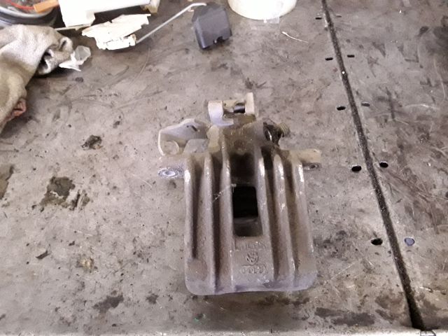 bontott SKODA OCTAVIA I Jobb hátsó Féknyereg Munkahengerrel