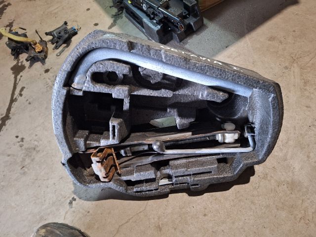 bontott SKODA OCTAVIA I Pótkerék Szerszámtartó