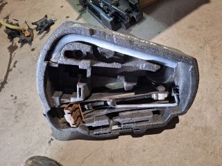 bontott SKODA OCTAVIA I Pótkerék Szerszámtartó