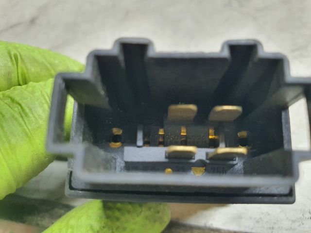 bontott SKODA OCTAVIA I Tankajtó Nyitó Kar / Gomb