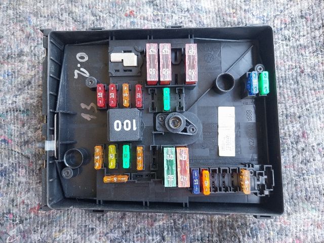 bontott SKODA OCTAVIA II Biztosítéktábla Motortér