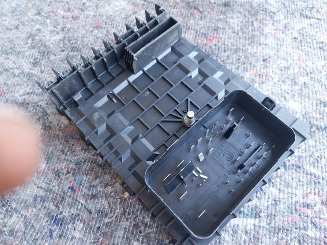 bontott SKODA OCTAVIA II Biztosítéktábla Motortér