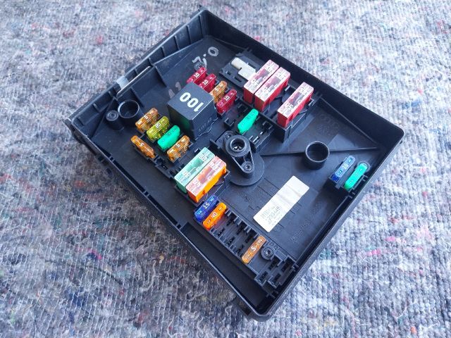 bontott SKODA OCTAVIA II Biztosítéktábla Motortér