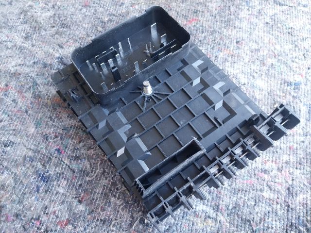 bontott SKODA OCTAVIA II Biztosítéktábla Motortér