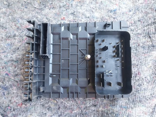 bontott SKODA OCTAVIA II Biztosítéktábla Motortér