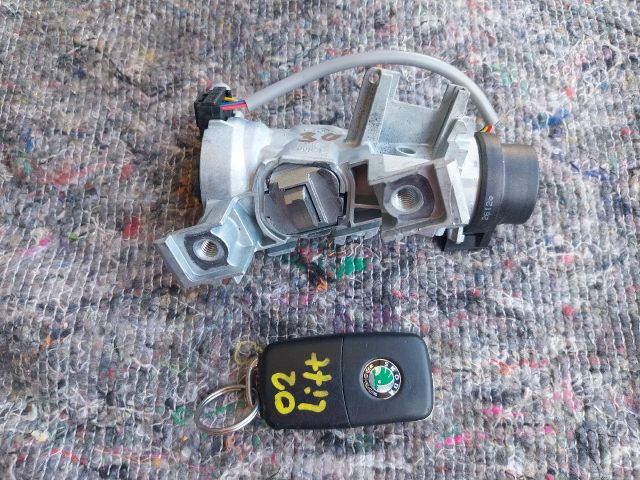 bontott SKODA OCTAVIA II Gyújtáskapcsoló Házzal