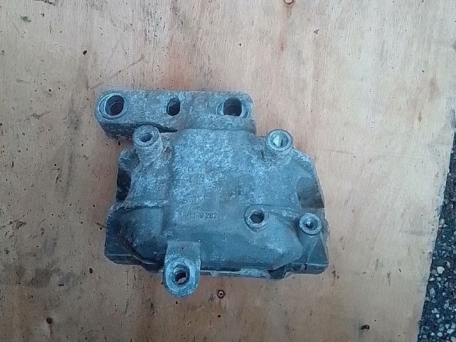 bontott SKODA OCTAVIA II Motor Tartó Bak Jobb