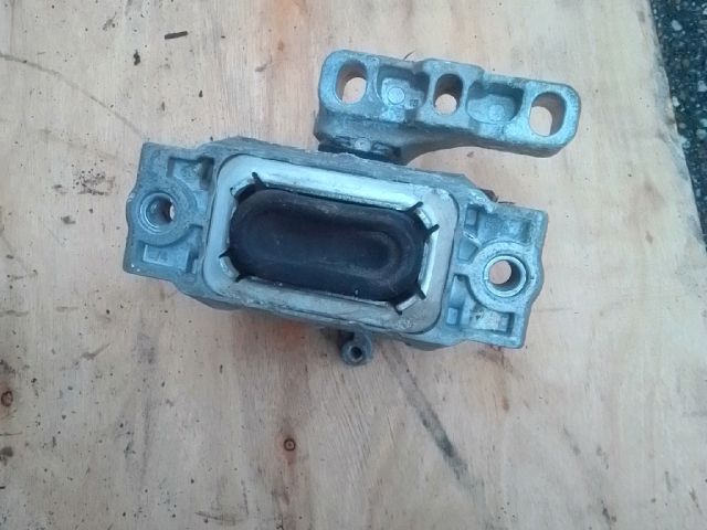 bontott SKODA OCTAVIA II Motor Tartó Bak Jobb