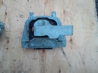 bontott SKODA OCTAVIA II Motor Tartó Bak Jobb