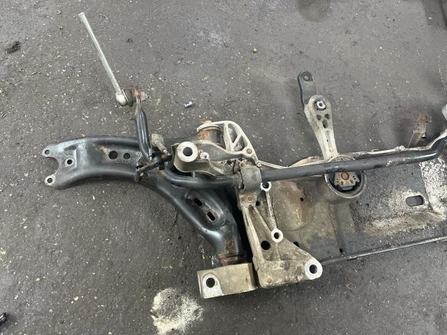 bontott SKODA OCTAVIA II Első Bölcső