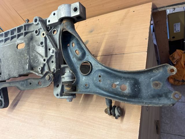 bontott SKODA OCTAVIA II Első Bölcső