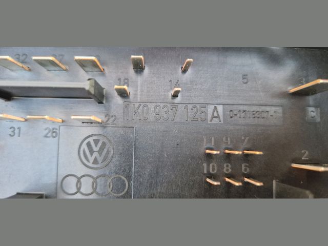 bontott SKODA OCTAVIA II Biztosítéktábla Motortér