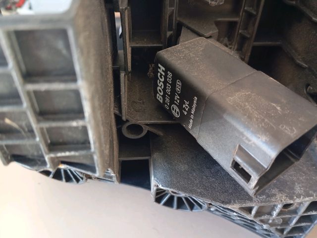 bontott SKODA OCTAVIA II Biztosítéktábla Motortér