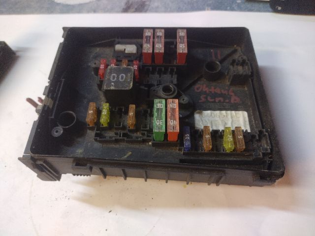 bontott SKODA OCTAVIA II Biztosítéktábla Motortér