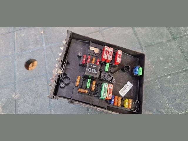 bontott SKODA OCTAVIA II Biztosítéktábla Motortér