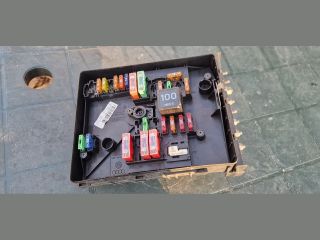 bontott SKODA OCTAVIA II Biztosítéktábla Motortér