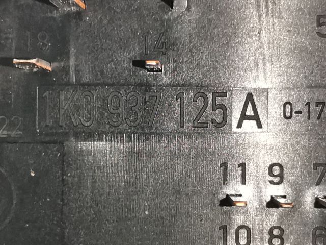 bontott SKODA OCTAVIA II Biztosítéktábla Motortér