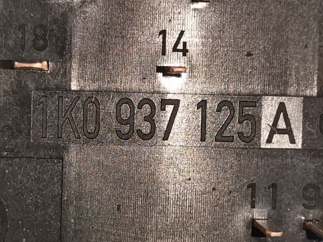 bontott SKODA OCTAVIA II Biztosítéktábla Motortér