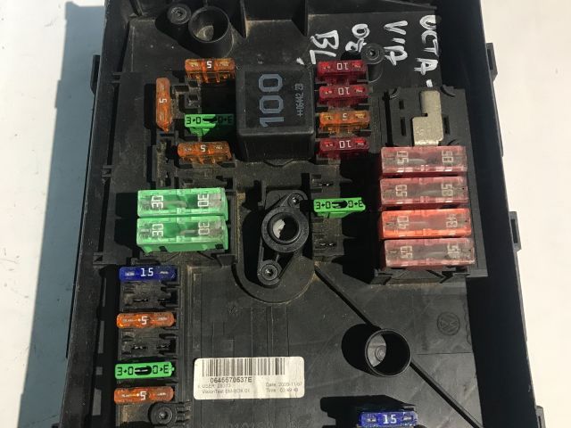 bontott SKODA OCTAVIA II Biztosítéktábla Motortér