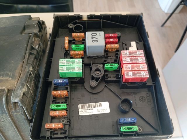 bontott SKODA OCTAVIA II Biztosítéktábla Motortér