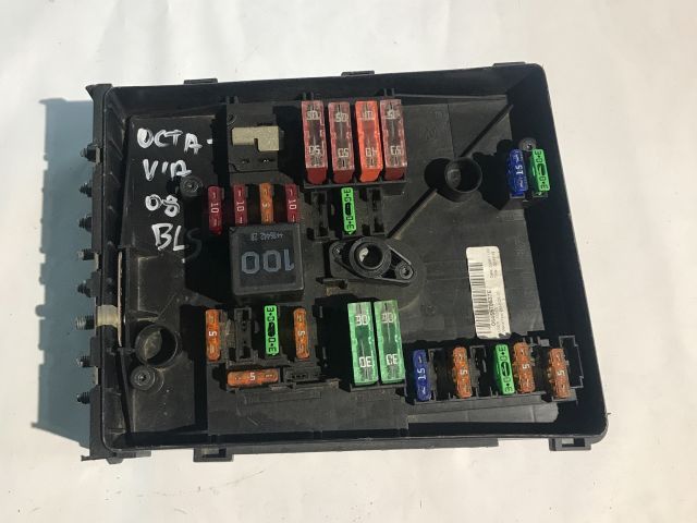 bontott SKODA OCTAVIA II Biztosítéktábla Motortér