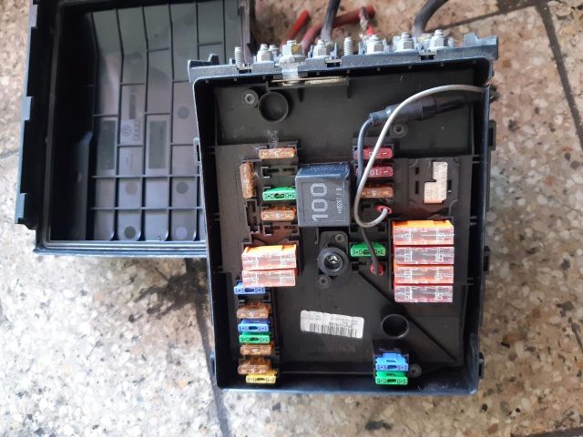 bontott SKODA OCTAVIA II Biztosítéktábla Motortér