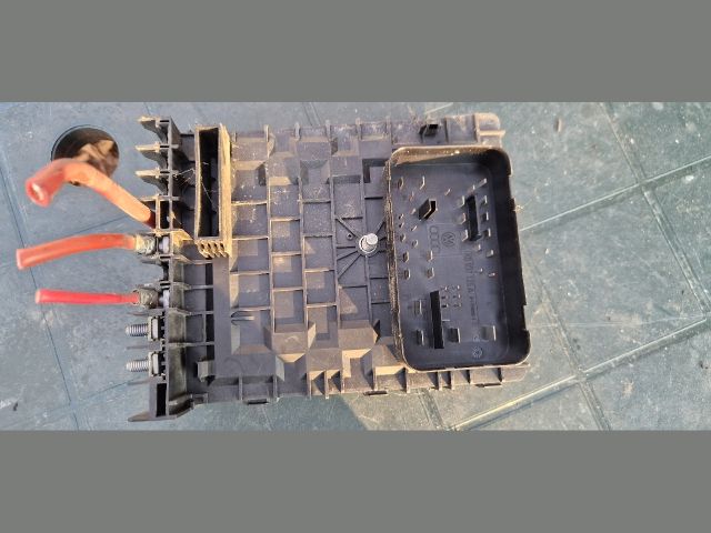 bontott SKODA OCTAVIA II Biztosítéktábla Motortér