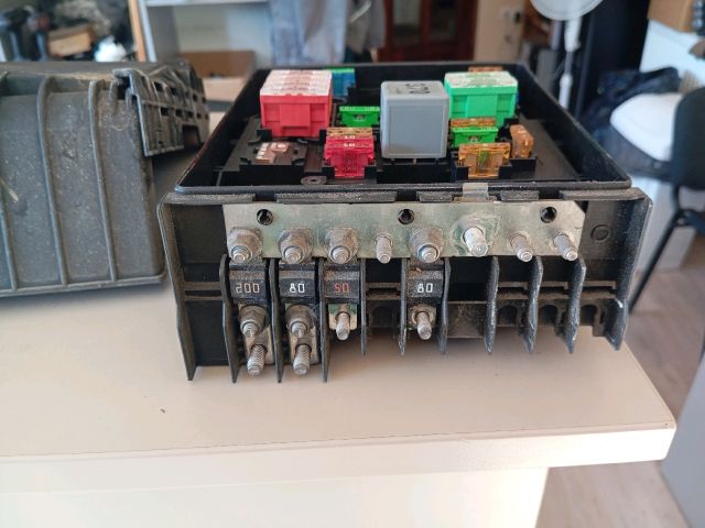 bontott SKODA OCTAVIA II Biztosítéktábla Motortér