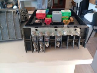 bontott SKODA OCTAVIA II Biztosítéktábla Motortér