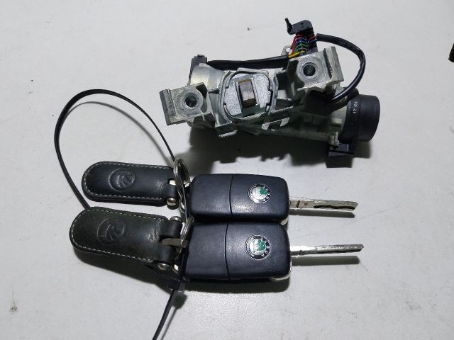 bontott SKODA OCTAVIA II Gyújtáskapcsoló Házzal
