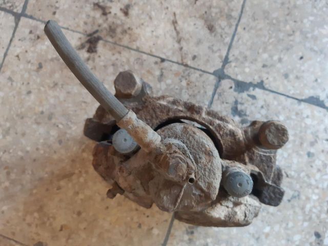 bontott SKODA OCTAVIA II Jobb első Féknyereg Munkahengerrel