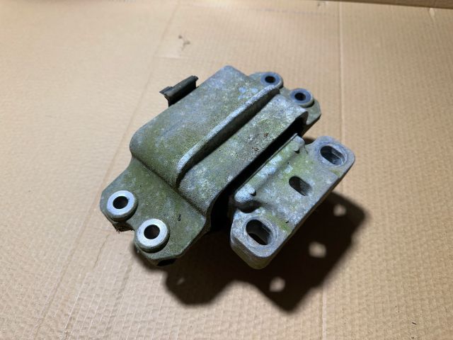 bontott SKODA OCTAVIA II Motor Tartó Bak Bal